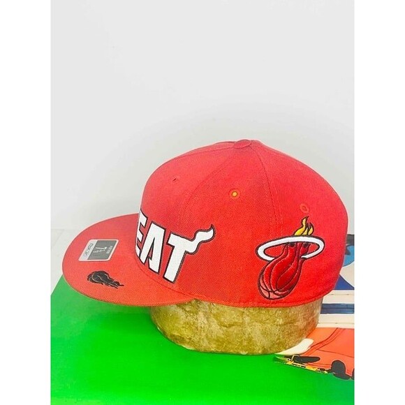 Reebok Unisex Red White NBA Miami Heat Fitted Cap Hat Size 7 3/8 - Picture 2 of 3